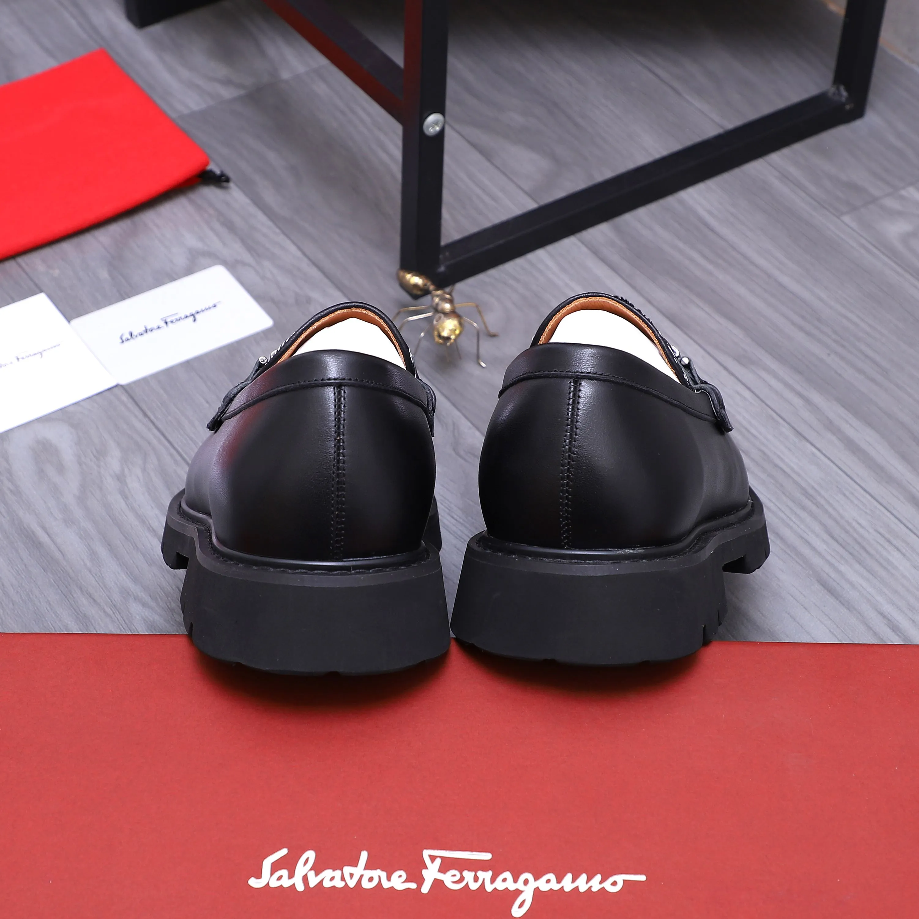 Men's shoes 💰680 Product trademark: Ferragamo " Ferragamo ] Business slip-on leather shoes Regular size: 39-44 (45 is custom-made and non-returnable) Product materials: Selected cowhide stitching woven upper, cowhide lining, original outsole